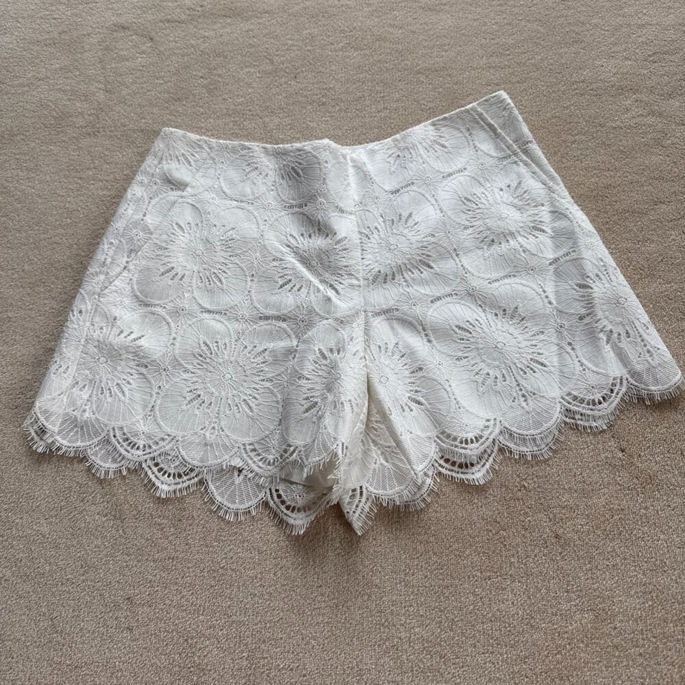 Like new Trina Turk white shorts size 6 excellent conditiom